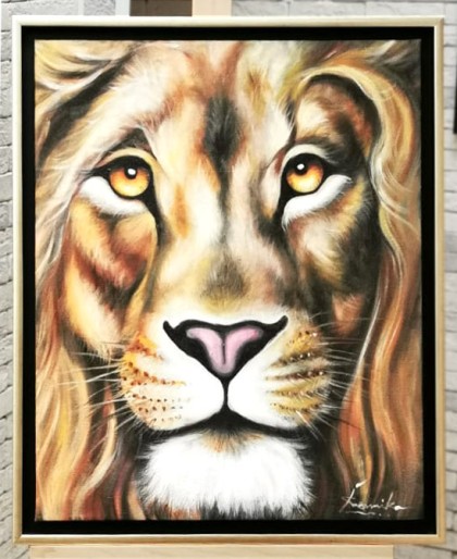 Оформление картины с изображением льва на холсте в деревянный багет