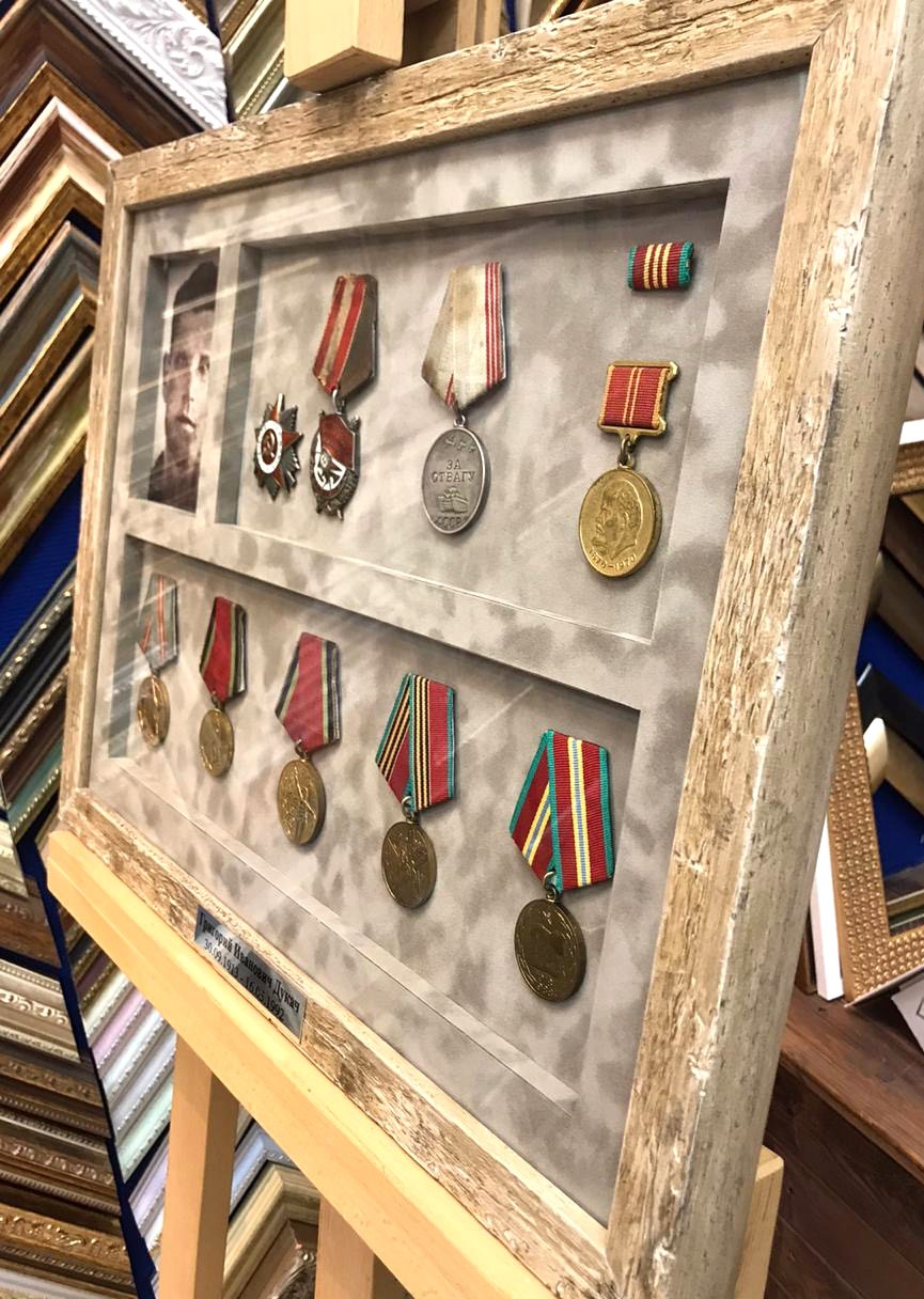 Оформление медалей в багет с бархатным паспарту и музейным стеклом